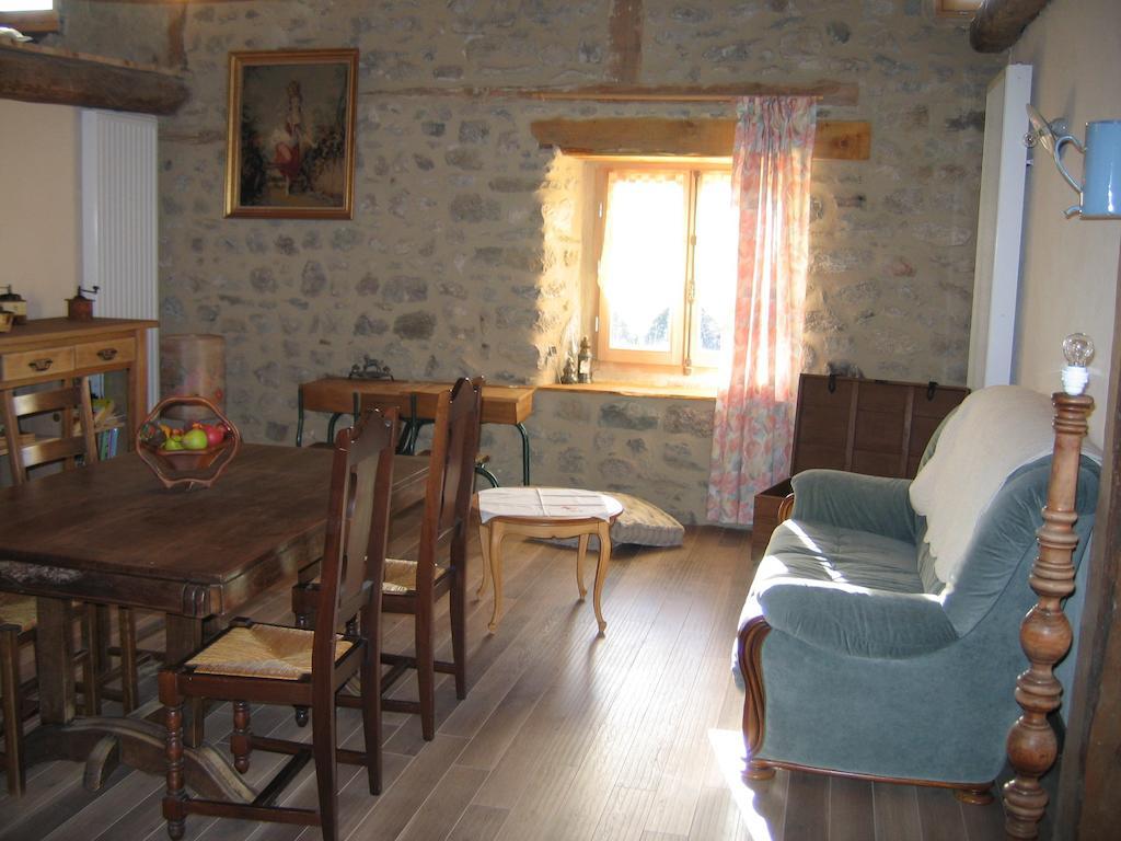 לינה וארוחת בוקר Medeyrolles La Ferme Des Genets מראה חיצוני תמונה